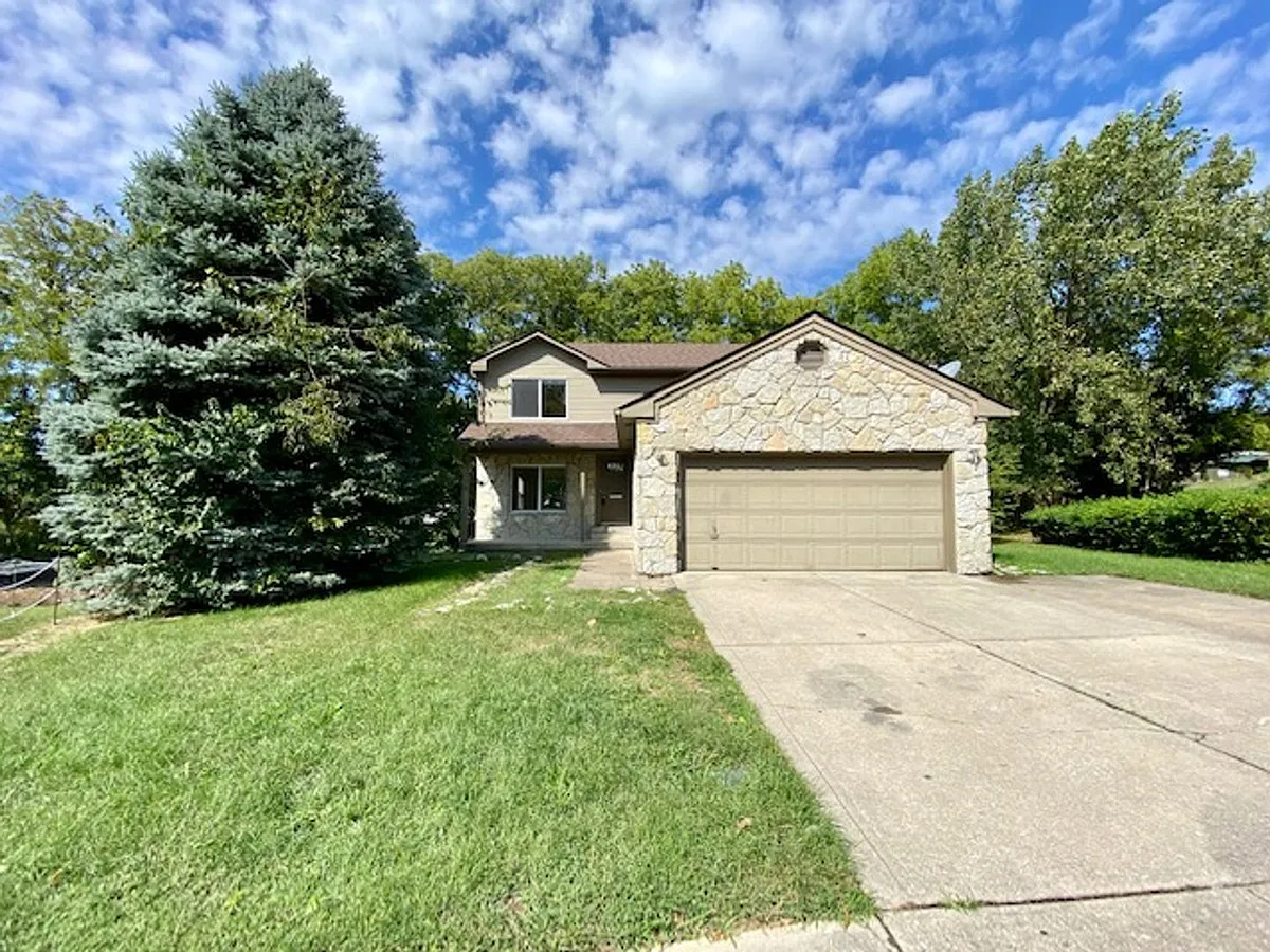 Building Photo - 6879 Oak Lake Dr