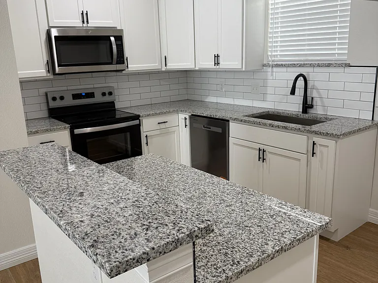911 E Avenue B #A — Photo 2