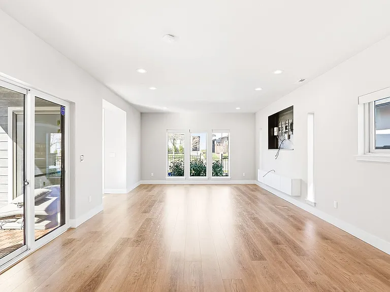 16536 SE Pleasant Valley Pkwy — Photo 4