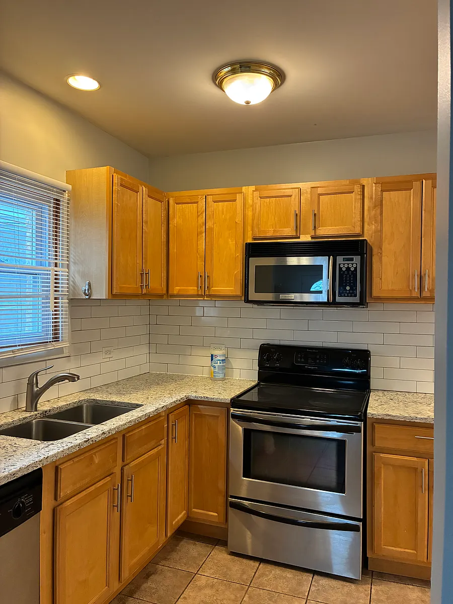 Building Photo - 1327 N Ashland Ave #2
