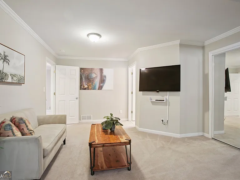 102 Hickory Dr — Photo 16