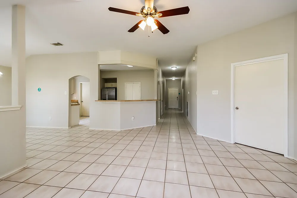 3 bed, 2.0 bath, 1669 sqft, $2,030 — Photo 4