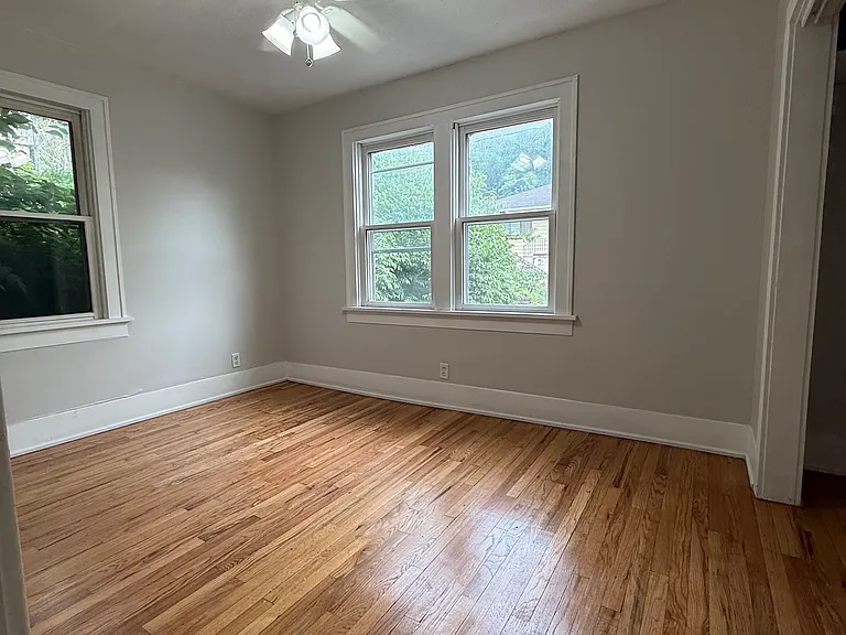 480 Houston Ave — Photo 10