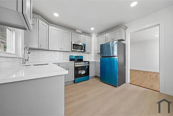 3 bed, 900 sqft, $3,600 — Photo 4