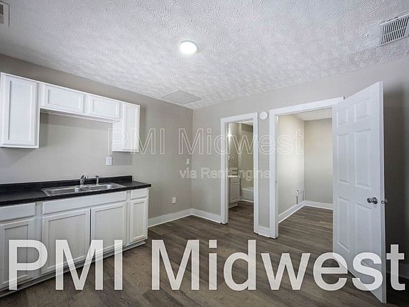 3rd image of 2932 N Dearborn St Unit A