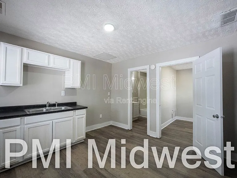2932 N Dearborn St #A — Photo 3