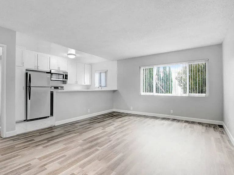 Country Club Apartments — Photo 12