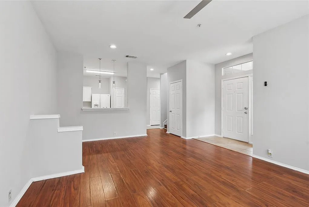 3 bed, 2.5 bath, 1644 sqft, $2,100 — Photo 3