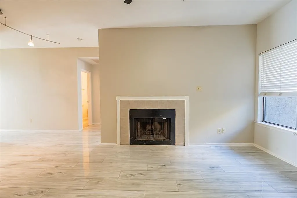 2 bed, 2.0 bath, 904 sqft, $2,100 — Photo 3