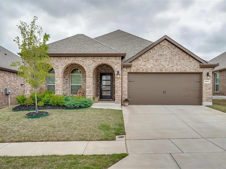 2937 Log Cabin Dr — Photo 1