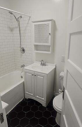 5th image of 1421 S Westmoreland Ave APT 26