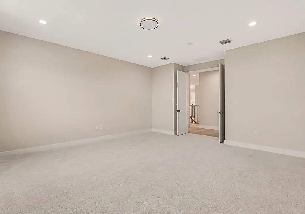 5 bed, 5.5 bath, 6591 sqft, $10,500 — Photo 4
