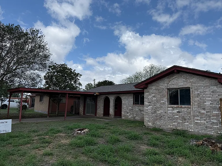 703 Hereford Dr — Photo 2