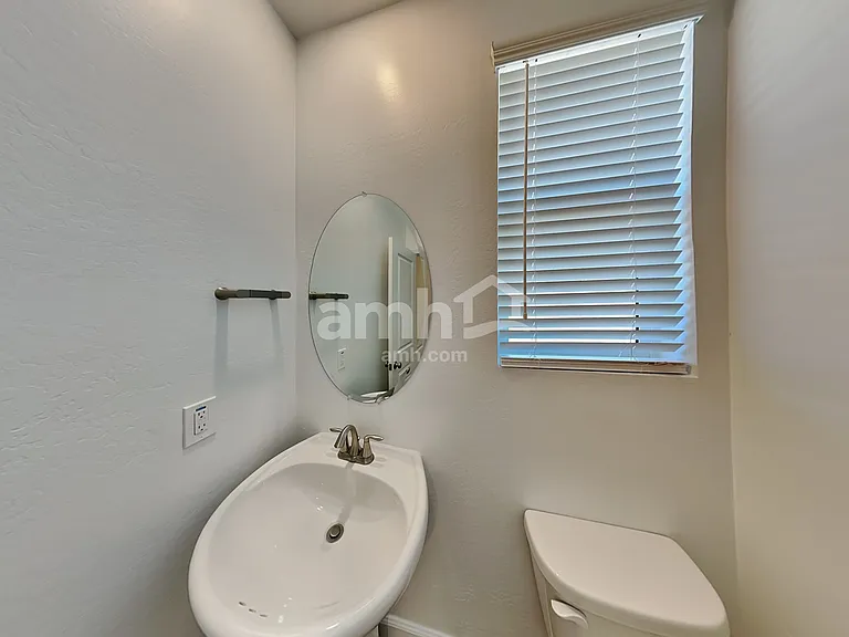 614 W Hackamore Ave — Photo 6