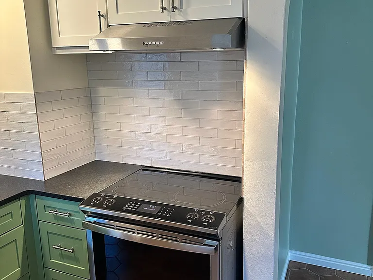 Induction range with hood fully vented to the exterior for improved air quality