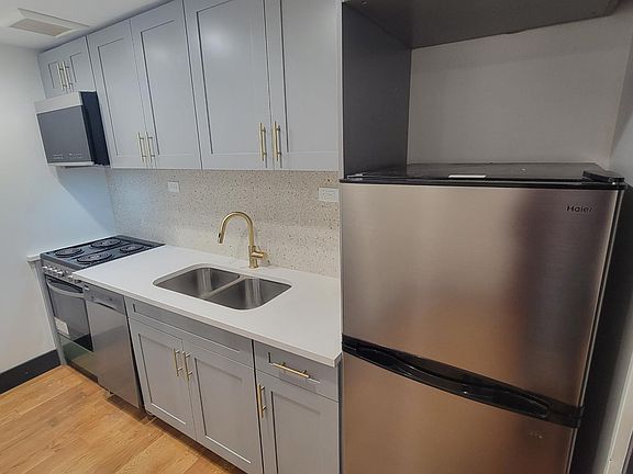 3rd image of 1044 39th St #1