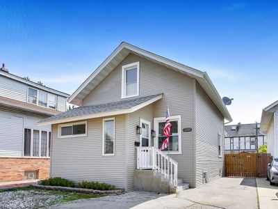 5207 N Lovejoy Ave, Chicago, IL, 60630
