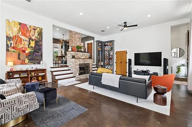 4 bed, 2.5 bath, 2069 sqft, $6,500 — Photo 3