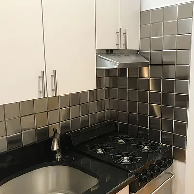 Rented by Metropolis Real Estate of Manhattan | media 22