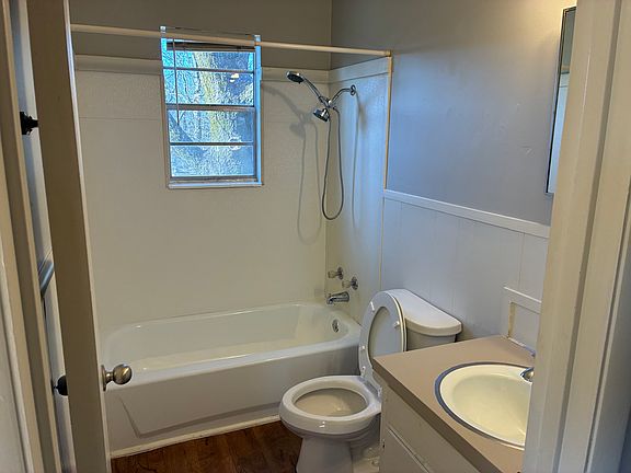 4th image of 421 Lindenhurst Dr