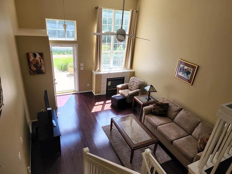 1869 Lindsay Ln — Photo 2