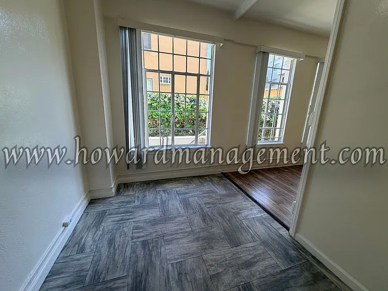 Wilshire Mediterranean Apartments — Photo 19
