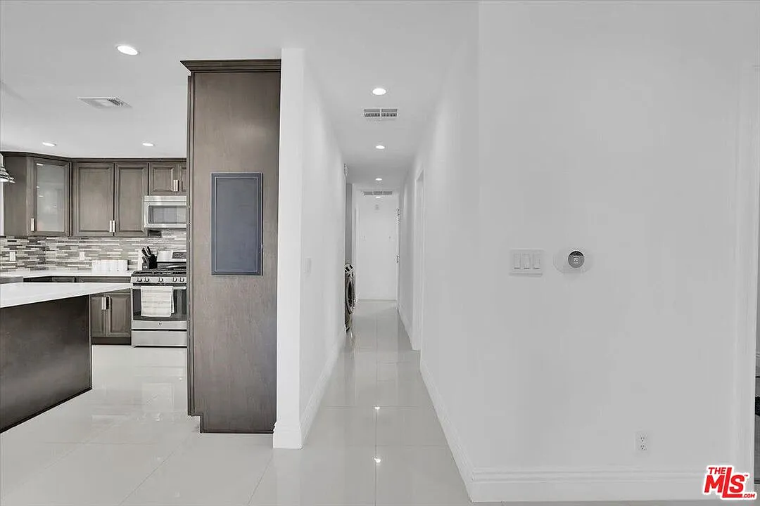 3 bed, 2.0 bath, 1570 sqft, $5,899 — Photo 4