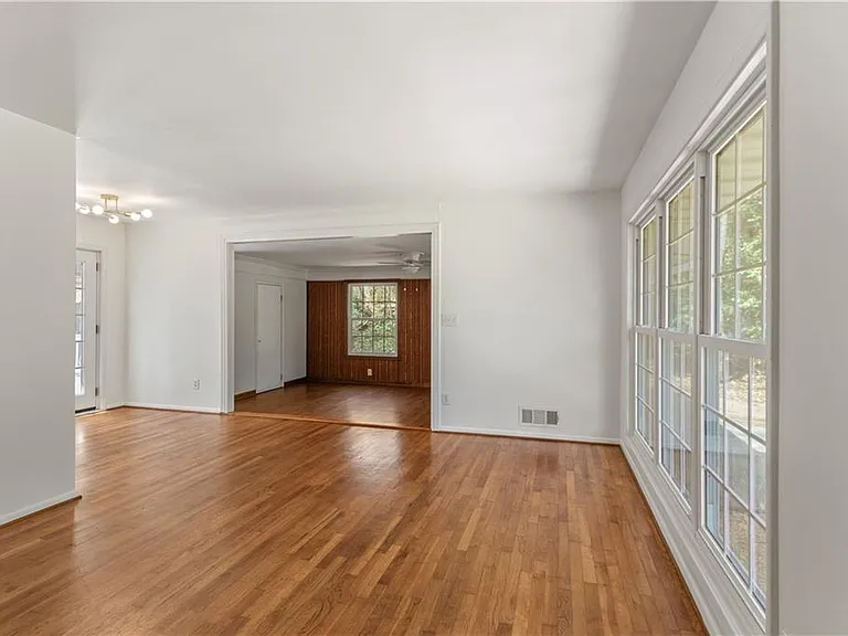 2866 Highland Dr SE — Photo 3
