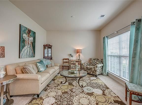 4th image of 1054 McLaren Dr