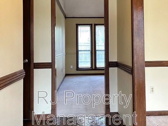 3rd image of 421 Griffon Dr