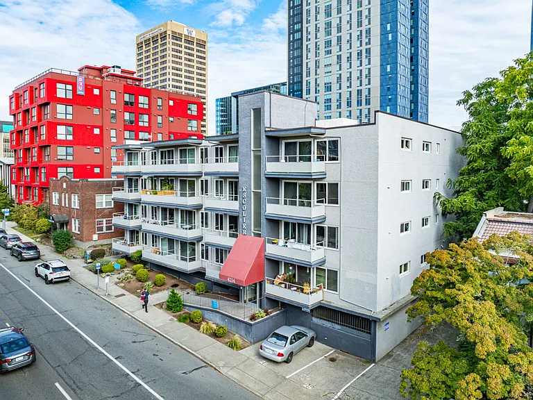 Escolier Apartments — Photo 23