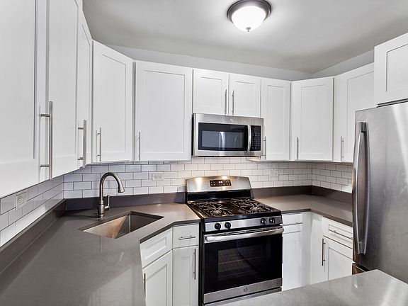 3rd image of 1521 W Sherwin Ave #207