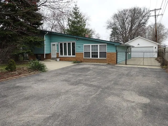 551 Howard Ave photo 1