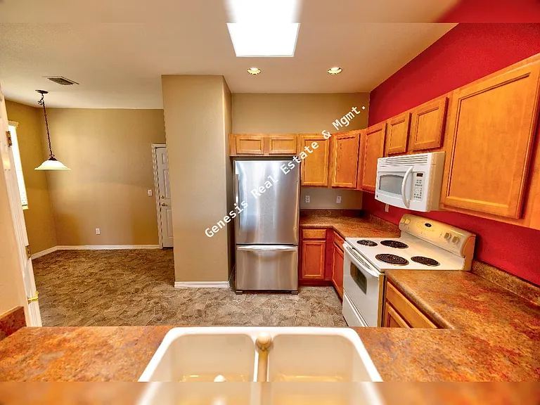 606 W Woodfield Ct — Photo 7
