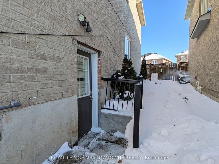 259 Queen Mary Dr — Photo 13