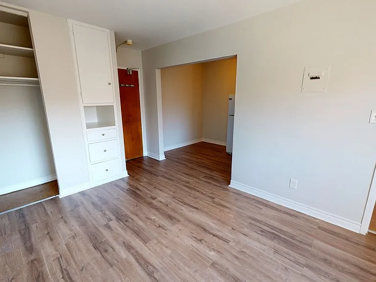 6380 Wyandotte St E — Photo 5