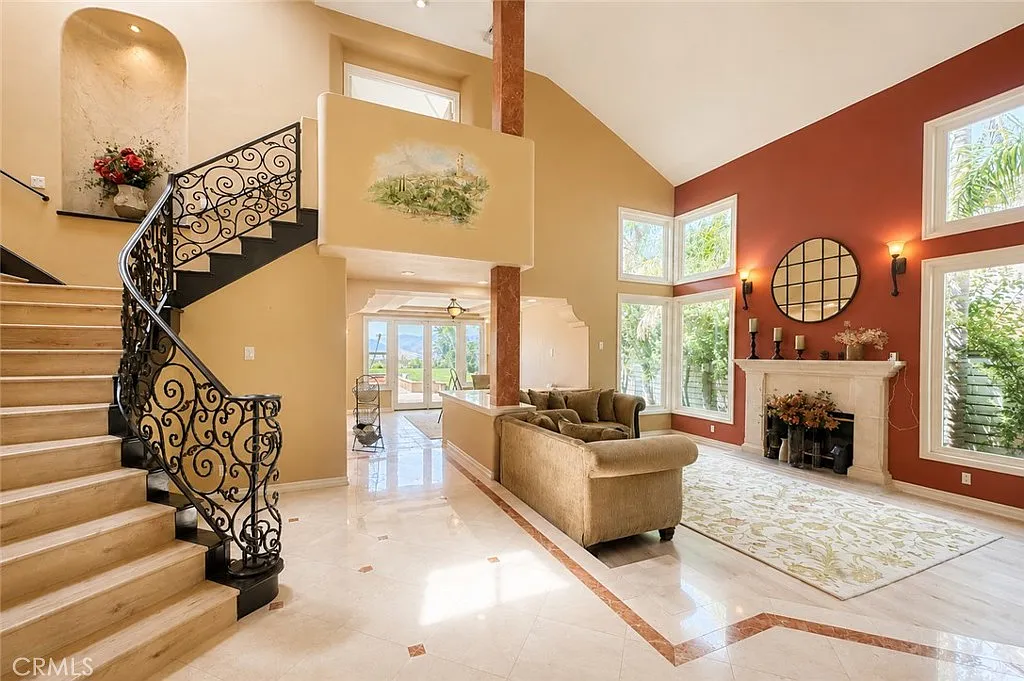 5 bed, 4.5 bath, 4393 sqft, $8,500 — Photo 4