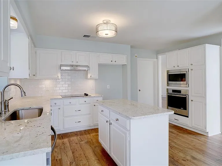 Island Kitchen - Under-cabinet Lighting! Undermount oversized sink!