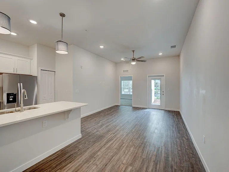 Metro 39 Apartments — Photo 22