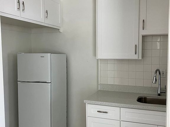 5th image of 236 S Sycamore Ave #25