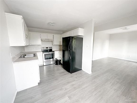 3rd image of 2110 De Leon Ave #A