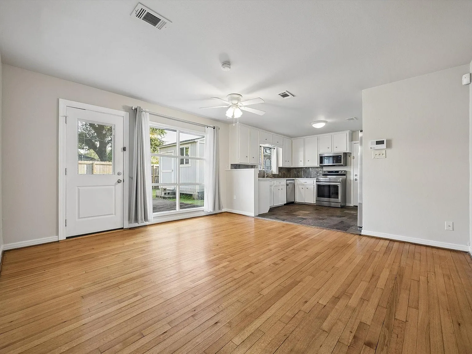 3 bed, 2.0 bath, 1321 sqft, $2,550 — Photo 1