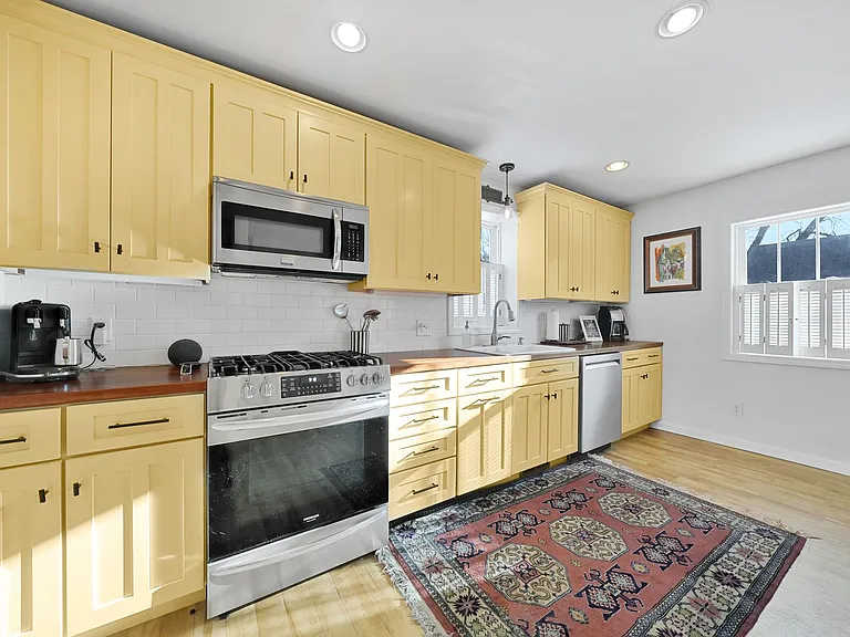 814 Locust St — Photo 10