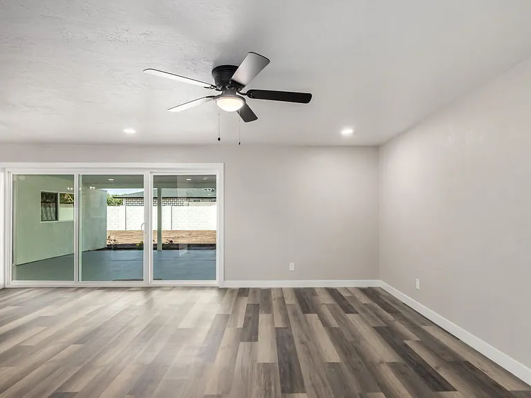4402 E Mitchell Dr — Photo 9