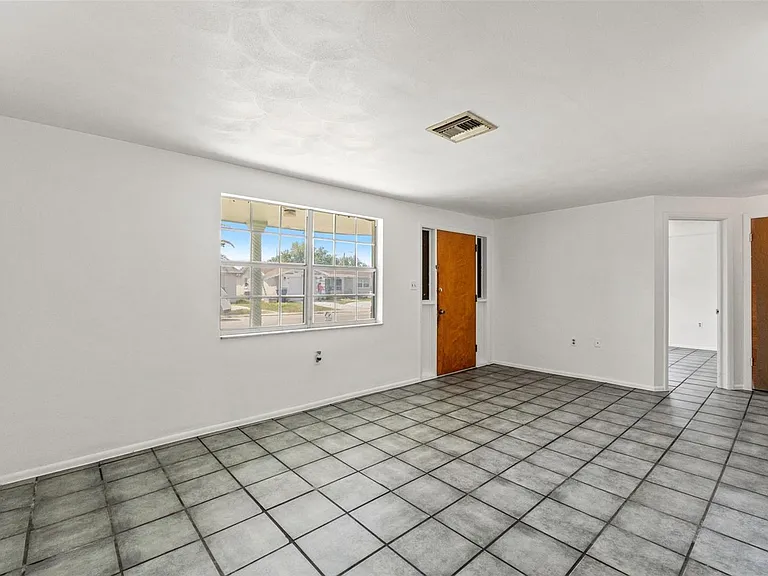 1050 Saxon Ln — Photo 7