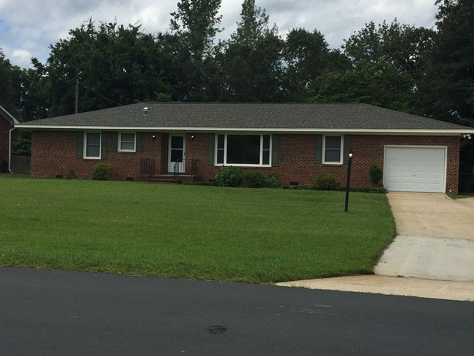 Front of House w/ Garage