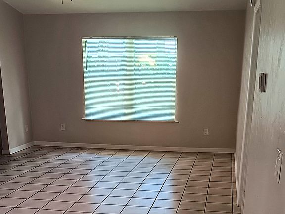 5th image of 1032 W Samms Ave