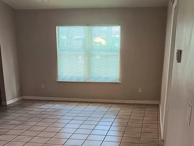 1032 W Samms Ave — Photo 5