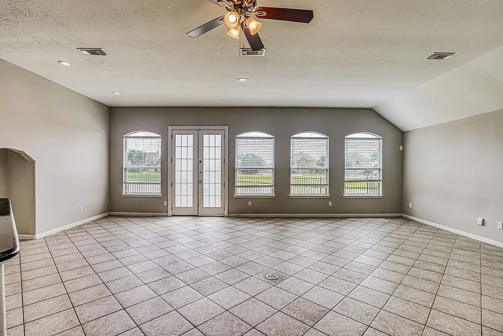 4 bed, 2.5 bath, 3076 sqft, $2,630 — Photo 3