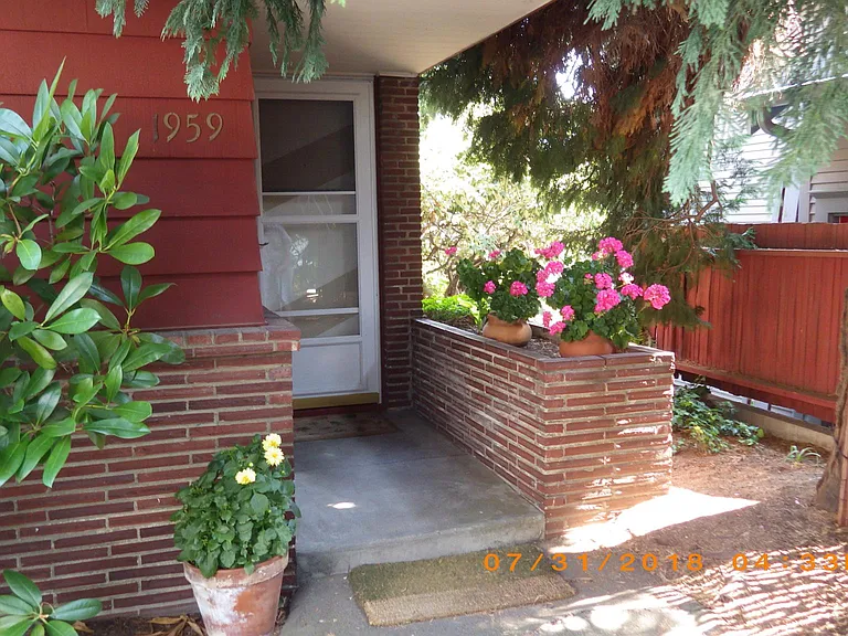 1959 Thorndyke Ave W — Photo 1
